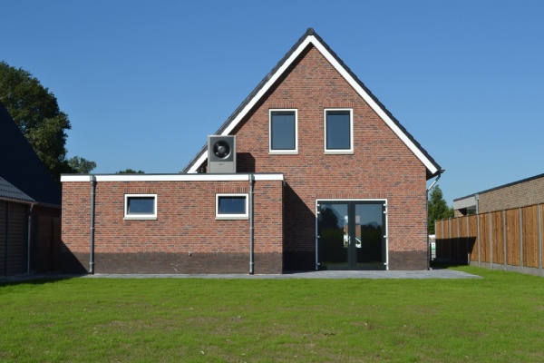 Moderne nieuwbouwwoning aan de achterzijde.